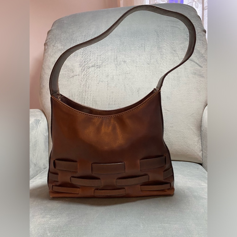 Like new Nine West woven brown vegan leather shoulder bag. 7.5-8”Hx10”Wx3”D